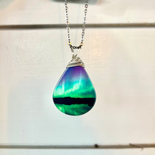 Load image into Gallery viewer, Necklace: Northern Lights (green, large)